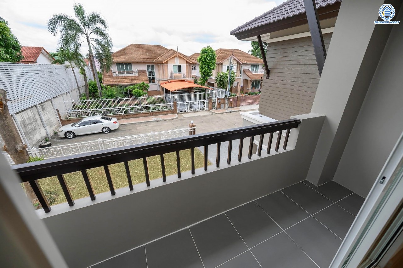 บ้านมือสองตกแต่งใหม่ โครงการ ปริญญดา ปิ่นเกล้า-พุทธมณฑลสาย 2 หลังมุม เนื้อที่ 104.5 ตร.ว.พื้นที่ใช้สอย 197.8 ตร.ม. ฟังก์ชัน 3 ห้องนอน 5 ห้องน้ำ 1 ห้องแม่บ้าน จอดรถได้ 2 คัน บนทำเลเดินทางสะดวก เชื่อมต่อ ถ.พุทธมณฑลสาย 2 ใกล้ทางคู่ขนานลอยฟ้าบรมราชชนนี, เซ็นทรัลปิ่นเกล้า และ ม.มหิดล